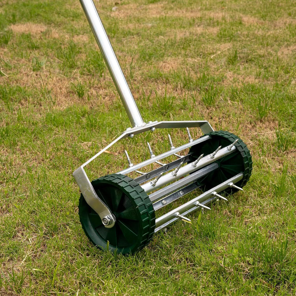 Aireador de césped rodante de alta resistencia, herramienta de jardinería de suelo con púas de empuje giratorias con mango largo de acero de 3 piezas para mantenimiento de césped de jardín